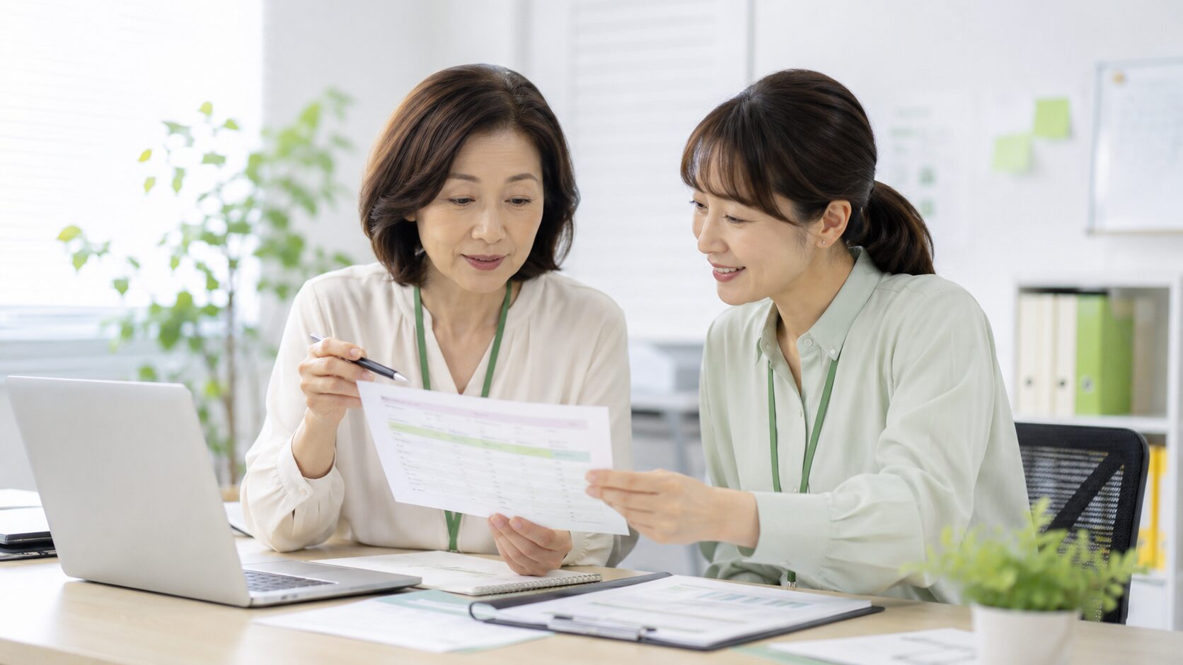 同僚と接客対応を分担しながら休憩の取り方を考える場面