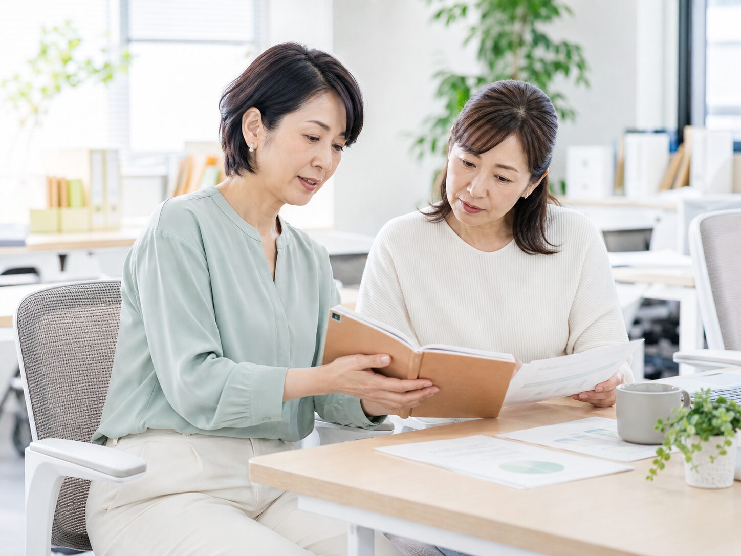 職場で同僚と話しながら対人対応の負担を整理する場面