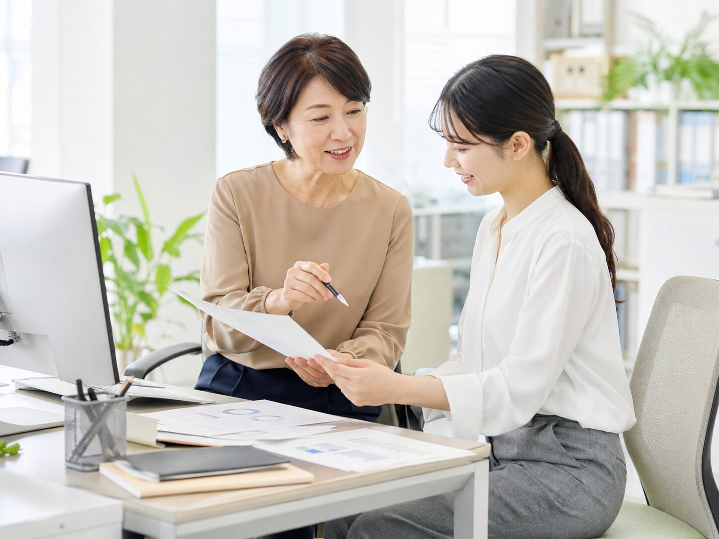 後輩や同僚に仕事を一部頼むために内容を整理する場面