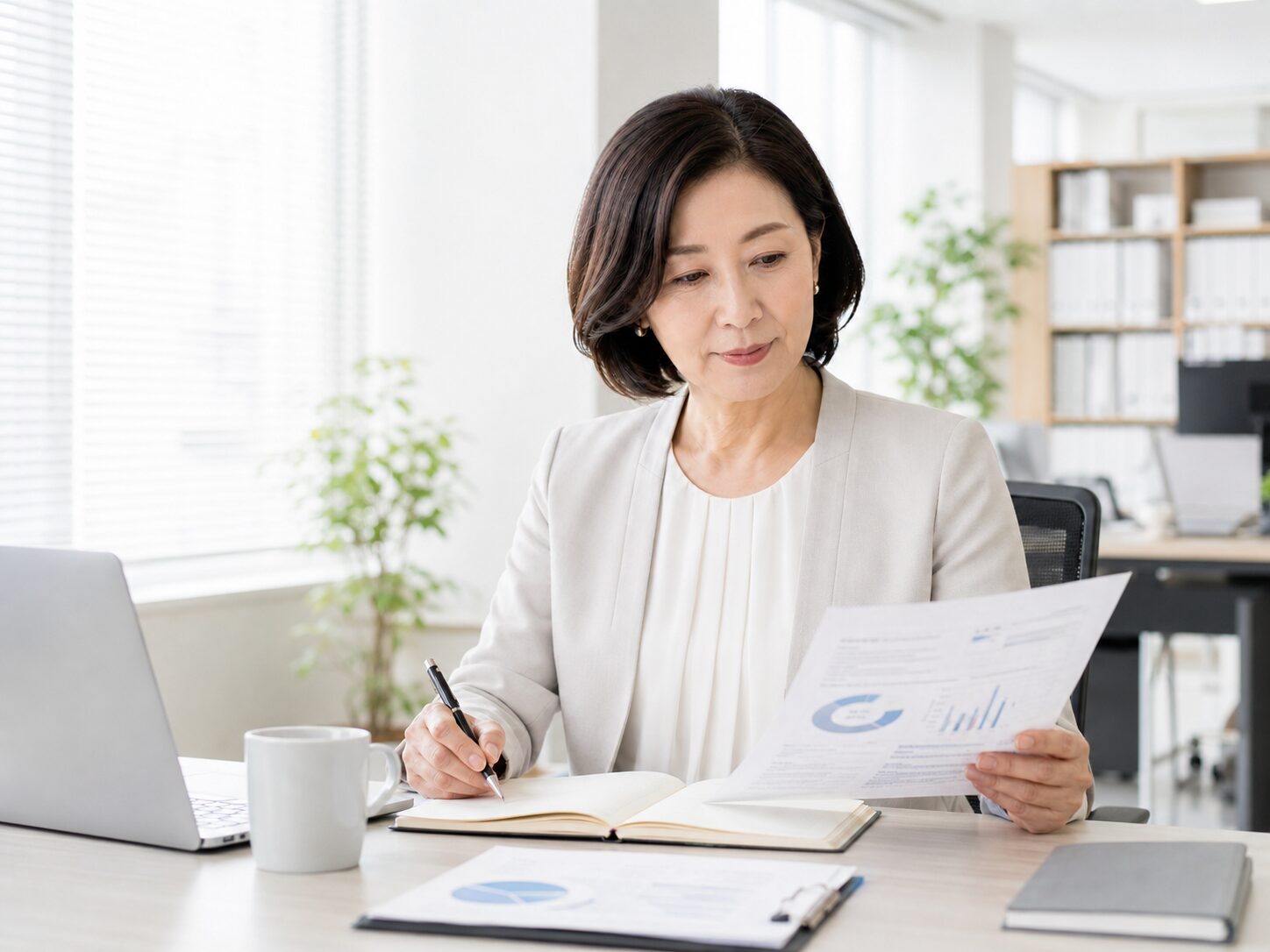 資料を確認しながら仕事への影響を整理する場面