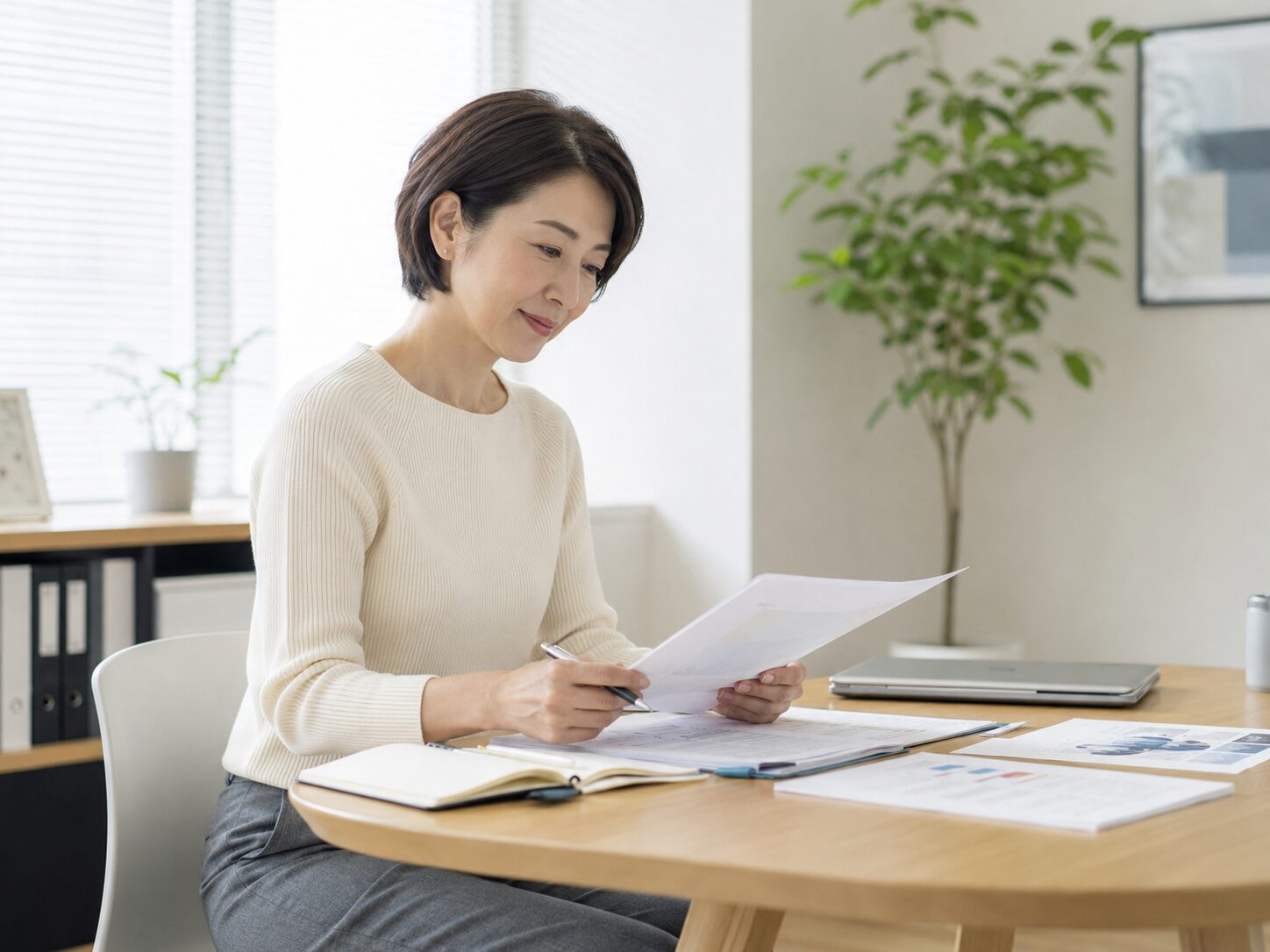 会議前に資料を確認しながら午後の集中しにくさを整理する働く女性