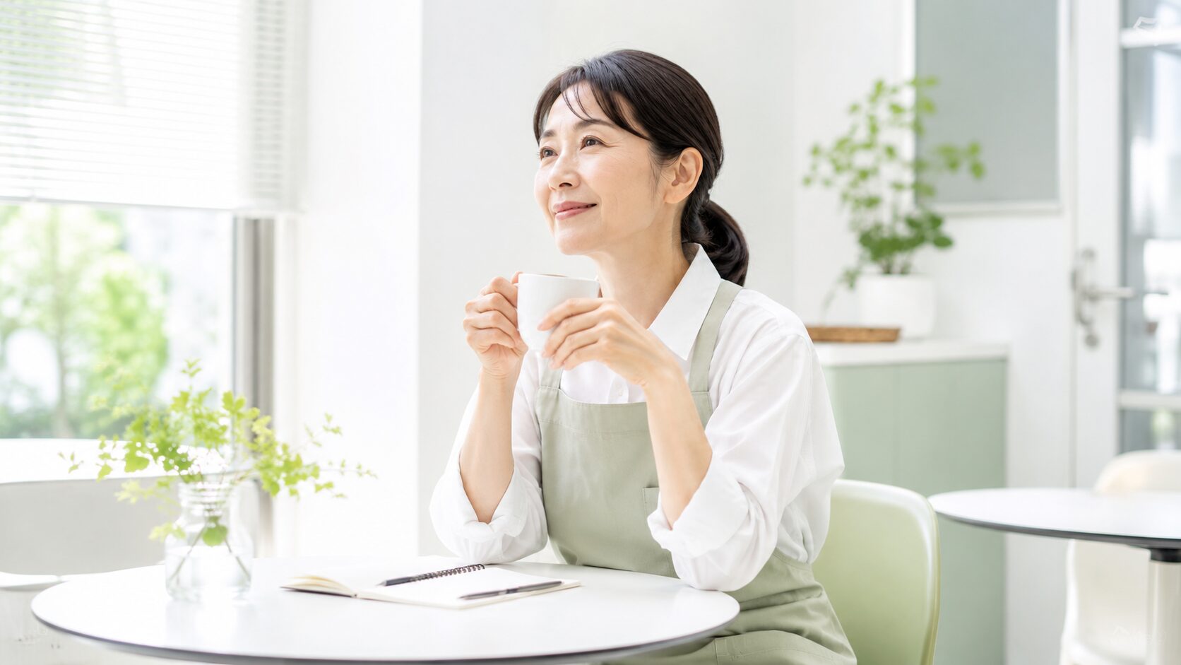 仕事や家事の合間に飲み物を置いて静かに一息つく場面