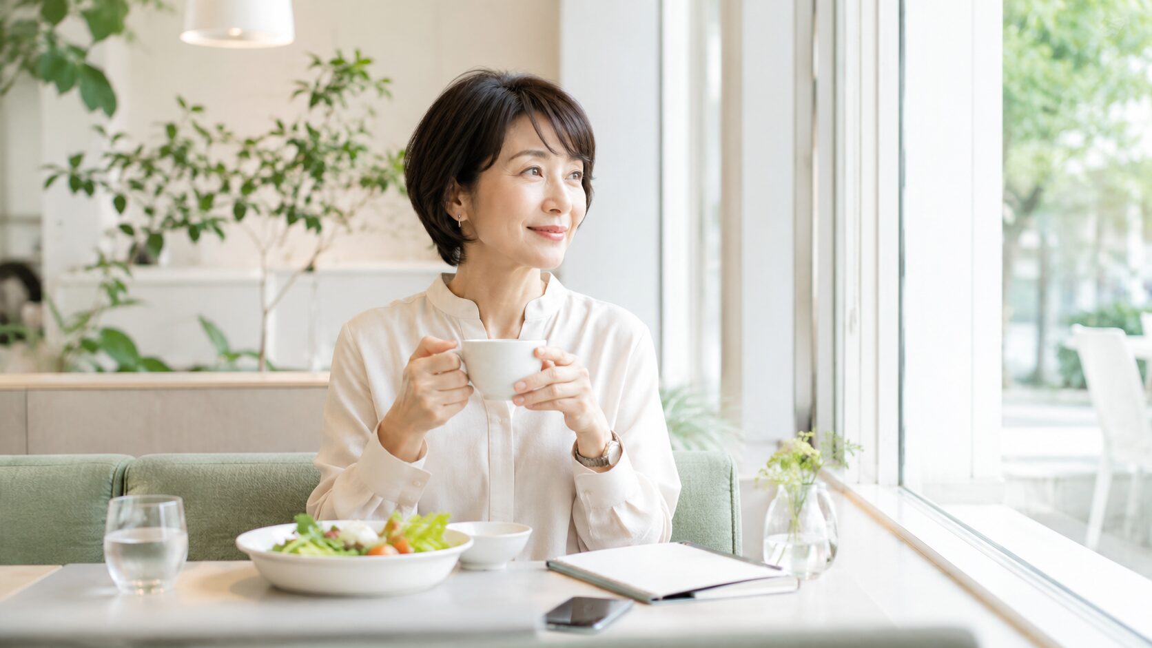 昼休みに一人で落ち着いて食事をとる場面