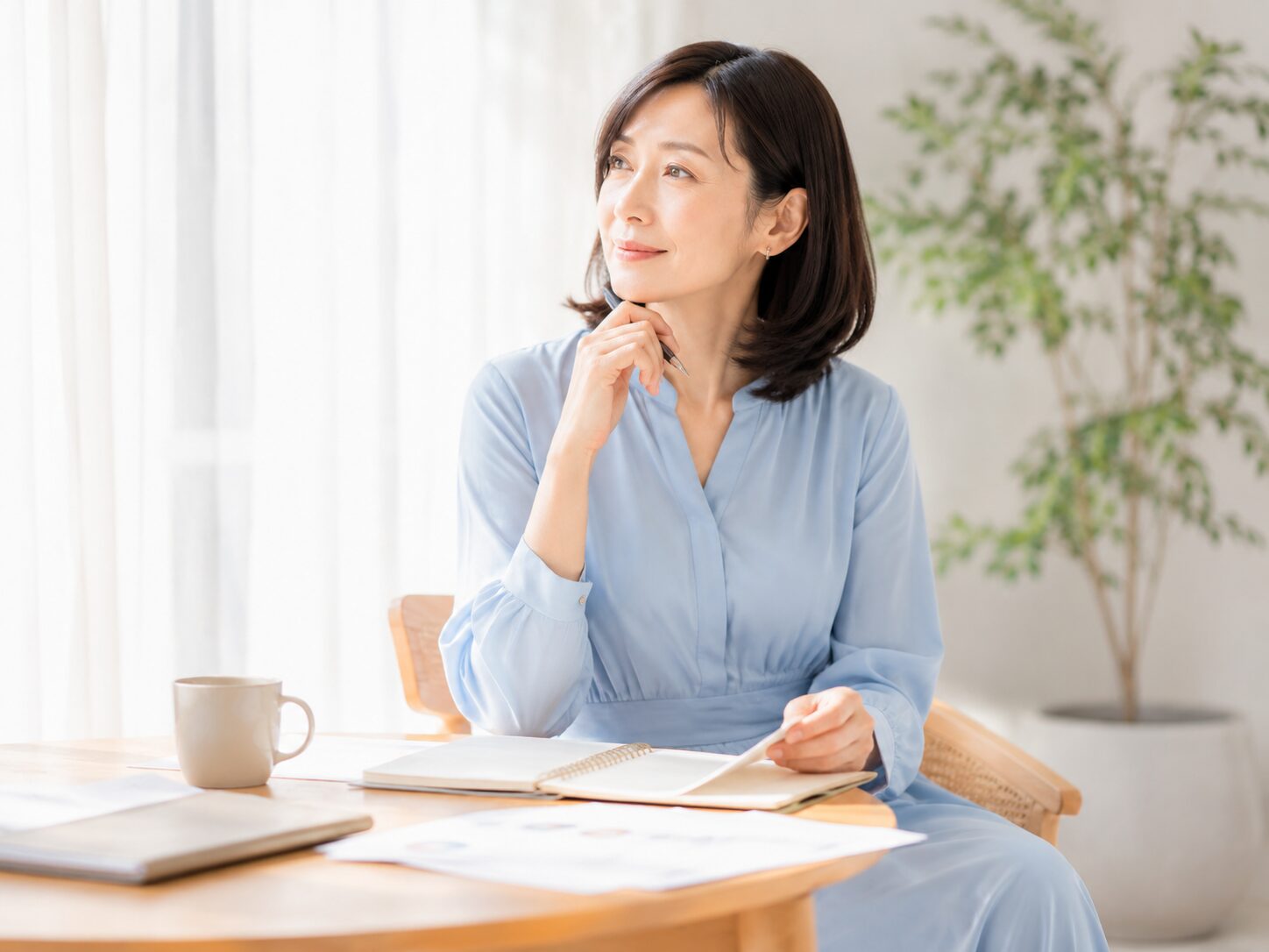 午後の集中力低下と仕事への影響をノートに整理する働く女性